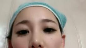 新人美少妇居家操逼！多毛骚逼双指扣入！掰开骚逼，开档黑丝后入肥臀，骑乘姿势深插射在嘴里