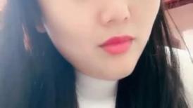 高端女白领上着班的刺激，漏出骚奶子揉捏秒脱裤子给狼友看逼差点被发现好刺激，到厕所尿尿自慰揉奶给狼友看