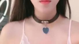 长发新人妹子白丝比基尼露脸自慰第一视角，道具插穴特写鲍鱼