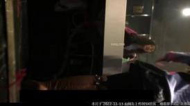 高跟马靴的美女自恋的对着大镜子照来照去，无毛的大河蚌包裹着JJ肯定超级舒服