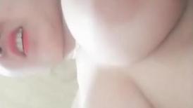 哺乳期的大奶妈咪好骚啊，狼友喜欢看的都满足，揉着奶子自慰逼逼特写给狼友看，挤奶给狼友喝奶头滴奶好刺激