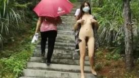公园阶梯登山的小母狗，傲人的勇气，行人旁全裸露出，佩服这般勇气！