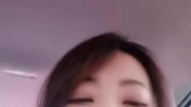 新手夫妻露脸的嫂子回家路上就开始跟狼友发骚，回到家迫不及待扒下大哥内裤舔鸡巴，激情上位后入抽插好刺激