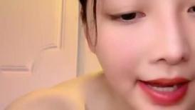 纯欲系南航空姐全程露脸发骚，逼逼都没毛了还刮呢，性感鲍鱼粉里透红给逼逼吃个枣，奶子也很正互动撩骚推荐