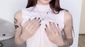 极品黑丝美女，大长腿耶，配上黑丝简直魔楞，自慰娇喘诱惑力满满！