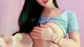 性感妖艳网红美女！解开内裤狂揉奶子！性感红唇无毛骚穴，翘起双腿掰穴，肥逼极度诱惑
