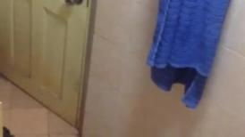 爬窗偷窥楼下的妹子洗澡 被她一抬头发现了赶紧跑
