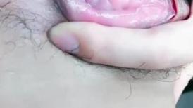 轻熟女美少妇一个在家自慰掰穴，粉红逼逼鲜嫩多汁，淫水不好特写粉鲍鱼