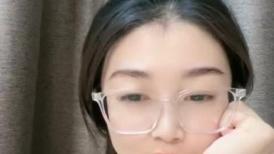 文静高冷眼镜小姐姐！苗条身材扭动细腰！多毛骚穴M腿，跪在椅子左右摆弄，手指插入娇喘