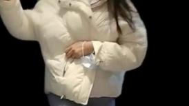 小县城路边公厕偷拍牛仔裤少妇的微毛小嫩鲍