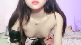 丝袜露脸小骚骚让纹身大哥调教，全程露脸深喉大鸡巴，让小哥玩奶子抠逼给狼友看，激情上位爆草浪叫呻吟好骚