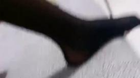 新人小可爱黑丝小诱惑让小哥压在身下啪啪，露脸性爱浪叫呻吟让小哥直接射逼里了，拉近镜头特写精液流出刺激
