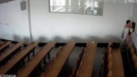 经典体育课一对情侣跑到自习室打野炮，谁想值班室正好有人看着摄像头，等着学校处分吧