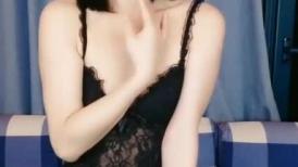 妩媚风骚全程露脸丝袜高跟诱惑少妇浴室伺候小哥，表情好骚舔弄大鸡巴，让小哥在浴室爆草，道具抽插浪叫不止