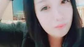 书屋里的淫荡，这少妇无敌了，别人在桌子上看书她偷着和狼友玩大转盘，奶头夹乳交，逼逼夹大黑牛阴蒂风油精