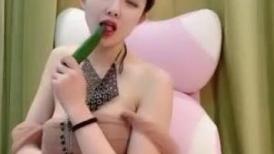 苗条美少妇露脸黄瓜道具插穴阴毛超级旺盛，掰开一看鲍鱼特别大