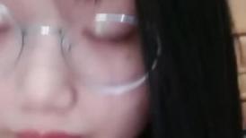 可爱眼镜学妹酱酱仔全程露脸洗澡诱惑，尿尿给狼友看好骚，揉骚奶子自慰逼逼，奶子比心好有爱，精彩不要错过