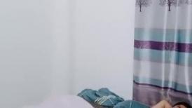 红色睡衣配黑网袜和男友日常性爱，口硬了就女上位啪啪做爱姿势超多内射特写粉穴