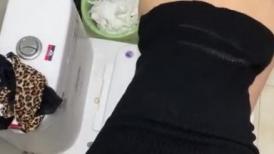 上着班诱惑少妇到公司厕所偷吃，丝袜内裤脱了放一边，撅起屁股朝门外，心里还是很害怕的，少妇却吃得上瘾！