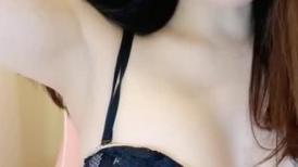 御姐的放荡全程露脸，美腿美胸美臀丝袜高跟诱惑，淫声荡语撩骚狼友，各种诱惑道具抽插高潮喷尿，精彩又刺激