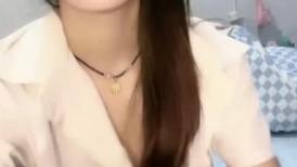 纯欲系极品美少女！甜美又淫骚！JK装舔着手指喊爸爸，开档白丝袜，假屌跳蛋双管齐下抽插
