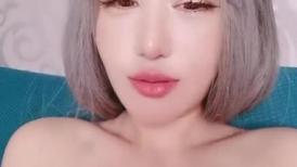 爱笑的短发美少妇白皙大奶全裸洗澡手指抠逼道具自慰白浆好多流出