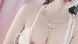 古风装扮小姐姐！难得收费秀一场！掏出奶子揉捏，肥穴假屌抽插，抹上酸奶，浴室洗澡用水冲逼