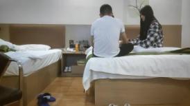 【流浪的交际花】，今夜人妻专场，双飞两个美女，娇美温柔，配合默契无间，轮番插逼香艳刺激，操爽了！