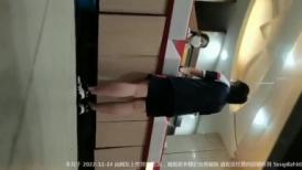 潜伏女厕偷拍两个鲜嫩学生妹的粉逼，其中一个妹子有所怀疑