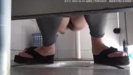 商场女厕近距离偷窥包臀裙美少妇的多毛小黑鲍