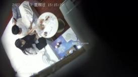 2022-11月新流出酒店钟点炮房偷拍 学生情侣带着午餐开房饱餐过后开始运动