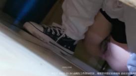 大神潜入公司女厕偷拍两闺蜜一起来尿尿 ,光线不好就开闪光灯照逼,出来拍脸的时候还听她们唠嗑