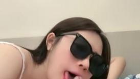 墨镜骚姐姐的性爱日常，完美好身材性感白虎逼，跟小哥激情啪啪直播口交大鸡巴