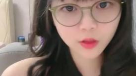 甜美眼镜美少女桃子！极品大肥臀超诱人！特写屁股抖动，手指拍打小穴扣弄，流出好多白浆