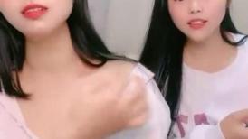 气质酒窝美女！姐妹花长得很像！大奶肥臀互揉，翘起屁股假屌后入，骑坐深插骚穴表情很爽