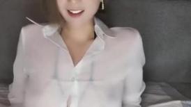 气质妖艳极品美女！连体渔网袜激情操逼！张开双腿扣弄无毛骚逼，沙发上骑乘位，爆操骚穴清晰可见