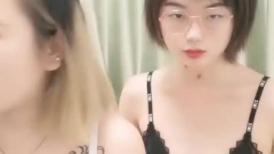 一男两女00后嫩妹！眼镜短发妹子！贫乳奶子多毛骚穴，骑乘后入深插，旁边另个妹子拍摄