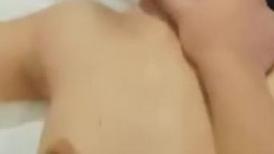 大哥你 真是个狠人，女朋友艹这么狠，搞出血了，内射、精液带着红色流出！