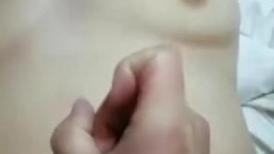 打着电话操逼。小超市老板娘：你们疫情期间不扣工资发工资吧，真缺德    老公：扣扣扣，就只发最低工资