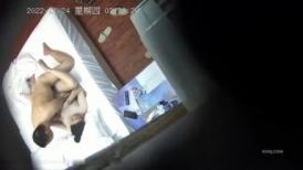2022-11-24新鲜出炉安防酒店高清近视角偷拍❤️老哥幽会少妇情人来回换方向草