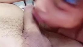 大哥的小女人，奶完了孩子伺候老公，全程露脸挤奶水给狼友喝，给大哥口交大鸡巴满背纹身激情上位草大鸡巴