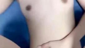 平胸妹子，女上位和男友婆婆做爱特写掰穴，揉搓阴蒂第一视角卖力口交直接口爆