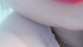 甜美骚妹子全程露脸深夜销魂，很会勾搭狼友揉奶玩逼，掰开小穴看特写好嫩好紧，自慰逼逼自己舔淫水样子好骚