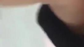 上完课上去套近乎把美女老湿的裙底给抄了 旁边还有许多同学