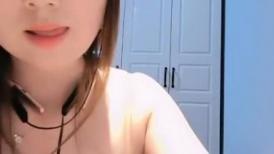 文静气质美女！带上狐狸面具大秀！扭腰摆臀脱下内裤，按摩器震多毛骚穴，开大裆爽的浪叫