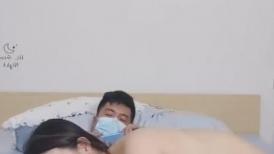 新人气质小姐姐！笑起来超甜美！居家炮友操逼，白皙皮肤美乳，灵活小舌头舔屌，主动骑乘爆插