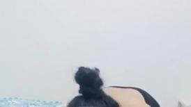 很哇塞的极品少妇，黑丝露脸舔着鸡巴直流口水，激情上位自己玩着骚奶子，表情好骚让大哥压在身下疯狂抽插