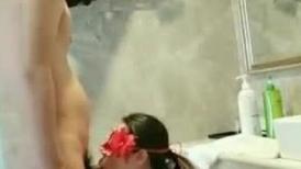 卫生间里面干骚妈，抱起来放在洗手台干得妈妈嗷嗷叫春，这熟女逼你肯定会喜欢！