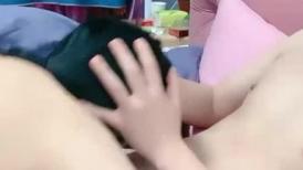 超骚的少妇露脸让小哥亲着小嘴揉奶玩逼，淫声荡语互动撩骚口交大鸡巴舔乳头，让小哥草了骚穴干菊花高潮不断