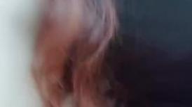 风骚少妇户外活动，漏出骚奶子差点被路人发现好刺激，在楼顶上拿大爷开心，花盆里尿尿背着大爷漏出奶子玩逼